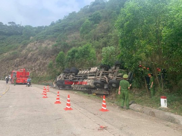 Phú Yên: Xe dưa lật vào vách núi, ít nhất 1 người chết, 8 người trọng thương