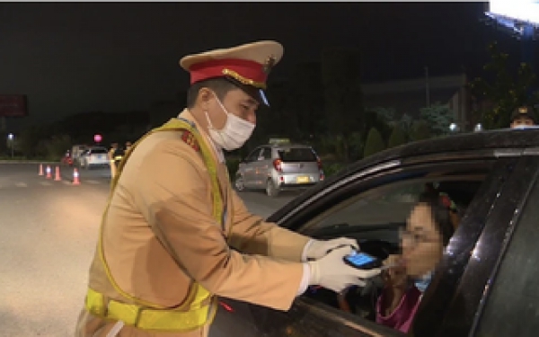 CSGT ph&aacute;t hiện hơn 2.400 trường hợp vi phạm nồng độ cồn chỉ trong một ng&agrave;y