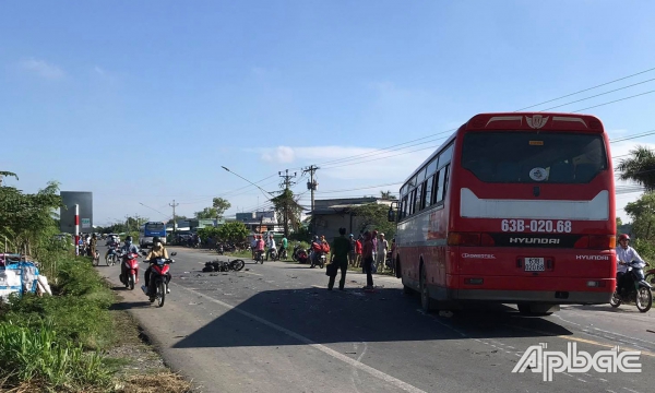 Xe đưa rước công nhân va chạm mô tô, 1 người tử vong