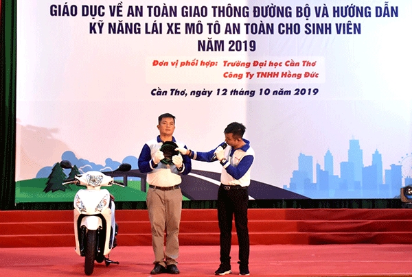 Tuyên truyền, phổ biến pháp luật về an toàn giao thông cho sinh viên