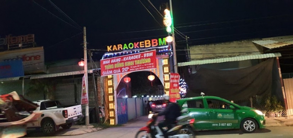 Nam chủ quán karaoke rủ bạn và 5 nữ tiếp viên đến để “bay lắc”