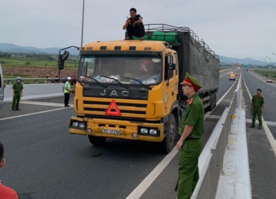 Nam thanh niên cầm dao dọa chém người trên cao tốc, gây thương tích cho công an xã