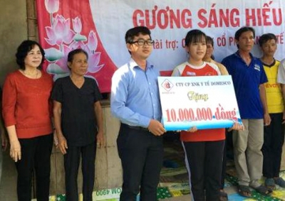 902 suất học bổng được trao cho học sinh nghèo, học giỏi