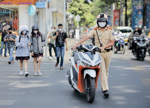 Hoảng hồn trước câu trả lời của “cậu ấm cô chiêu” trước cổng trường học