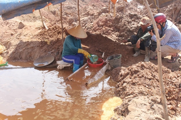 Khai khoáng ở Quảng Nam: Chính phủ “cởi trói”, địa phương “buộc lại”?