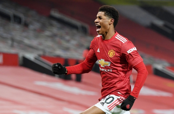 Lập công phút bù giờ, Marcus Rashford đưa Man United lên ngôi nhì bảng