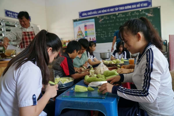 Những bữa cơm thắm đượm tình thầy trò