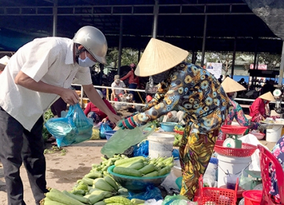 Nắng nóng kéo dài, rau màu tăng giá