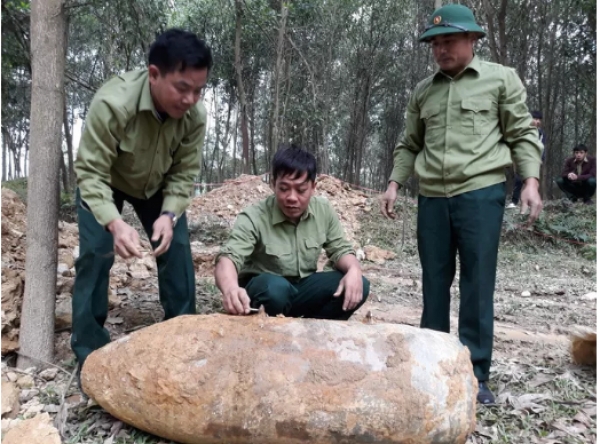 Giải phóng mặt bằng, máy múc đào trúng quả bom lớn dài 1,5 m