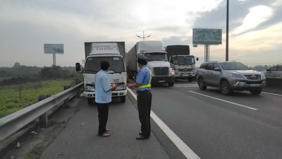 4 ô tô tông liên hoàn, cao tốc TP HCM-Trung Lương tắc nghẽn