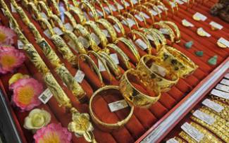 Gi&aacute; v&agrave;ng trong nước li&ecirc;n tục sụt giảm, vẫn cao hơn thế giới gần 20 triệu đồng/lượng