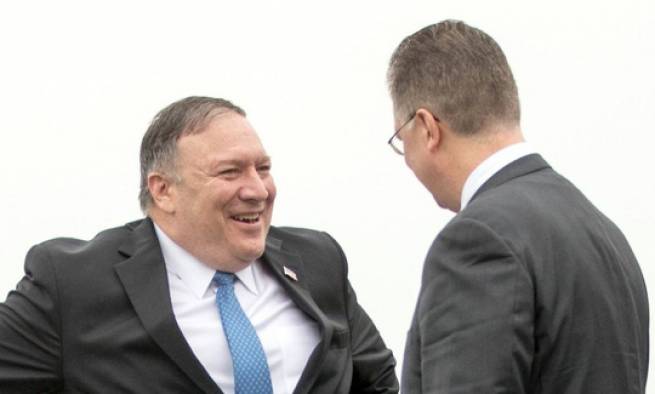 Tháp tùng Tổng thống Trump, chuyên cơ Ngoại trưởng Pompeo đã tới Nội Bài