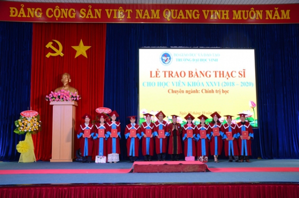 Trường Đại học Vinh trao Bằng Thạc sĩ cho 35 học viên cao học khóa XXVI