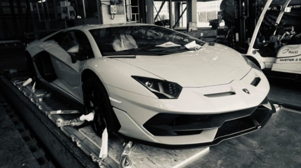 Lamborghini Aventador SVJ đầu tiên về Việt Nam, giới mê xe tha hồ đoán màu sắc