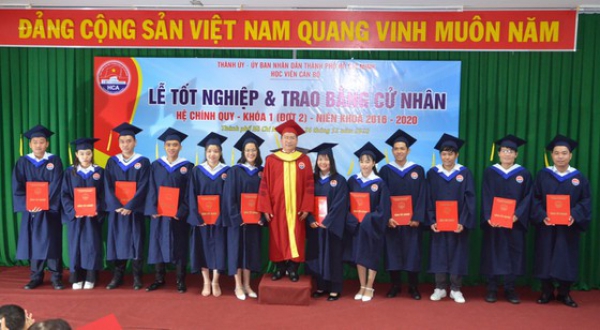 135 sinh viên Học viện Cán bộ TPHCM nhận bằng tốt nghiệp