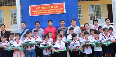 Trao 535 suất quà cho học sinh khó khăn