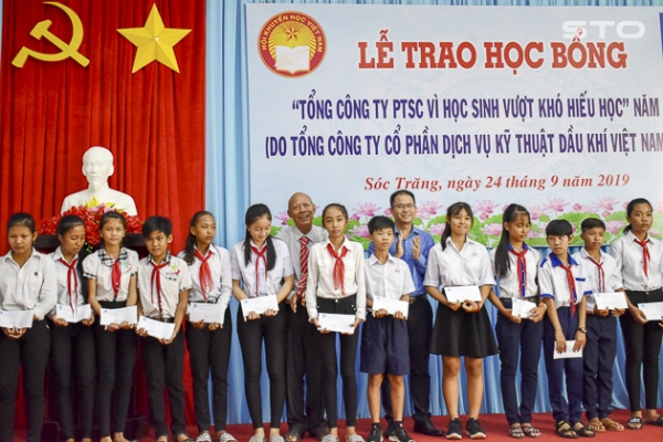 Trao 100 suất học bổng “Vì học sinh vượt khó hiếu học”