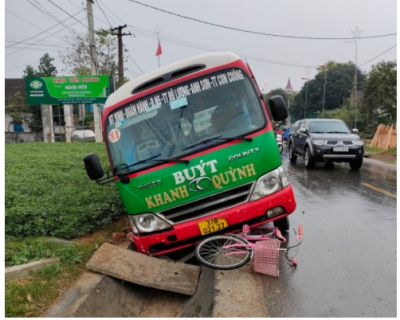 Trên đường đến trường, học sinh lớp 3 bị xe buýt tông tử vong