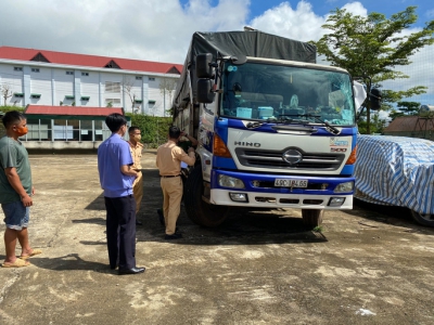 Tài xế xe tải tông vào lực lượng làm nhiệm vụ, vượt nhiều chốt kiểm dịch