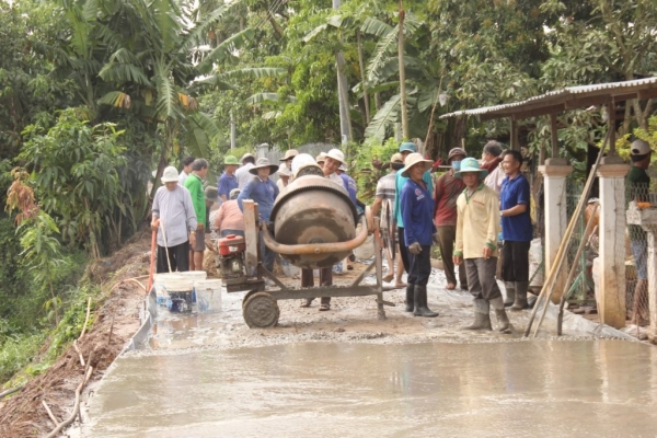 Đồng bào tôn giáo xây dựng nông thôn mới