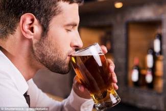 Uống bia vừa phải thực sự th&uacute;c đẩy "bản lĩnh đ&agrave;n &ocirc;ng"