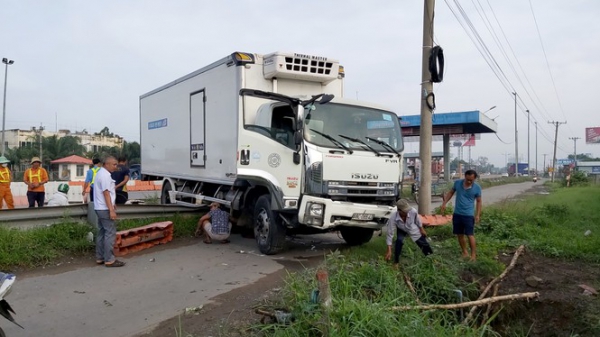 Xe tải va vào trạm thu phí cao tốc TPHCM-Trung Lương, nhiều công nhân thoát chết