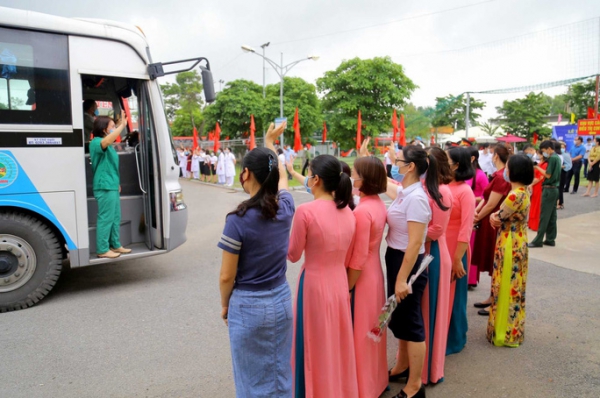 200 bác sĩ, nhân viên y tế Quảng Ninh chi viện cho Bắc Giang