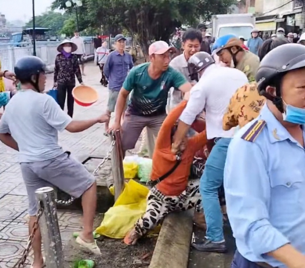 Đã có báo cáo vụ tiểu thương xô xát với trật tự đô thị ở Cà Mau