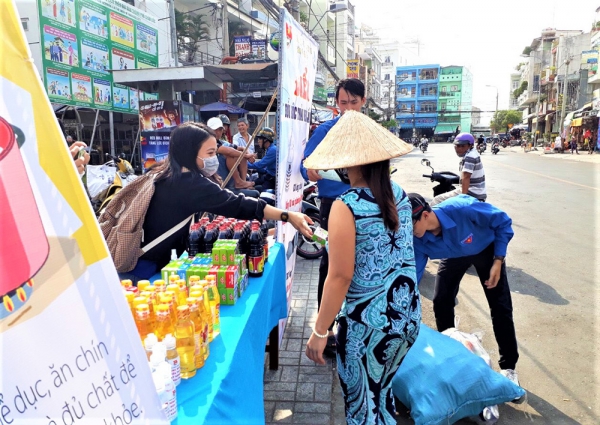 Đổi rác thải nhựa lấy khẩu trang vải, xà phòng