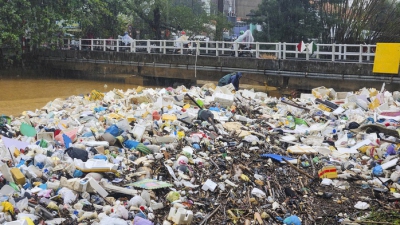 R&aacute;c chất đống sau lũ lịch sử, Chủ tịch TP Huế l&ecirc;n Facebook k&ecirc;u gọi chung tay dọn dẹp