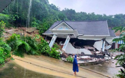 “Biệt thự” khang trang mới xây bất ngờ đổ sập, 7 người kịp chạy thoát ra ngoài