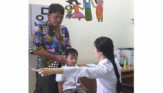 Điề​u trị mắt chuy&ecirc;n s&acirc;u cho trẻ em ĐBSCL