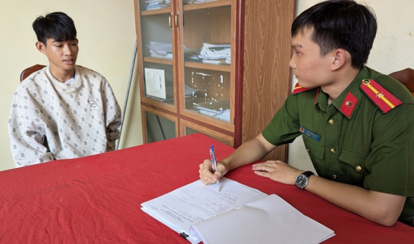 C&aacute;ch thức nam thanh ni&ecirc;n cướp giật tại tiệm v&agrave;ng ở An Giang