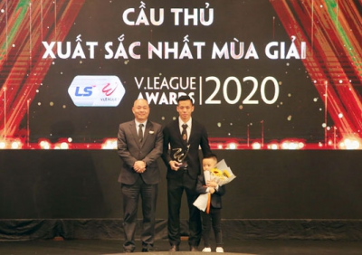 Văn Quyết đoạt giải cầu thủ xuất sắc nhất V-League 2020