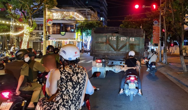 Đoàn xe tải trọng lớn lộng hành vào đường cấm ngay trung tâm Đà Nẵng