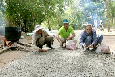 Lão nông 42 năm bắc cầu, làm lộ