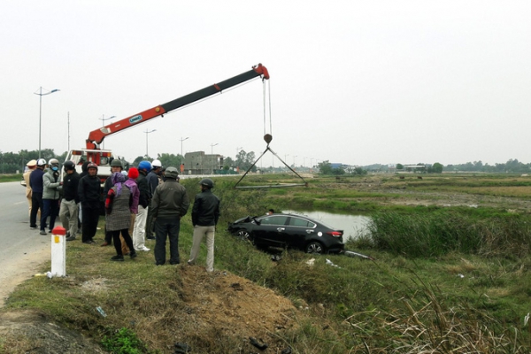 Xe Toyota Vios tông bay cột mốc lao xuống ruộng, tài xế tử vong trong xe