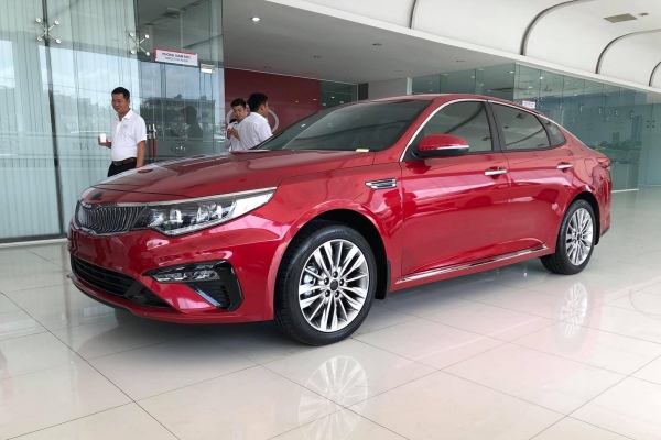 Kia Optima 2019 về đại lý với giá 789 triệu đồng, đón đầu Toyota Camry và Honda Accord sắp ra mắt