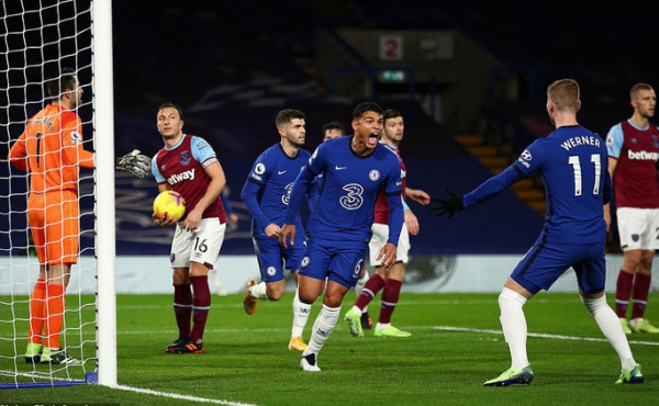 2 phút bắn hạ West Ham, Chelsea bay bổng Top 5 Ngoại hạng Anh