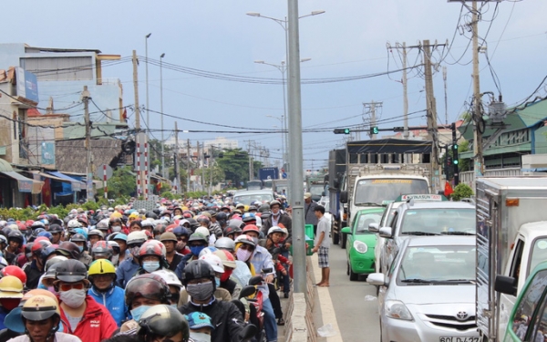 Xe dồn về Vũng Tàu quá đông, vạn người bơ phờ vượt phà, cao tốc