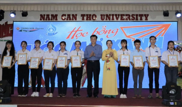 48 sinh viên vượt khó học tốt nhận học bổng “Ước mơ xanh”