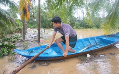 Đường thành sông, người dân Đà Nẵng “mượn” nước lũ để dọn nhà sau bão Trà Mi