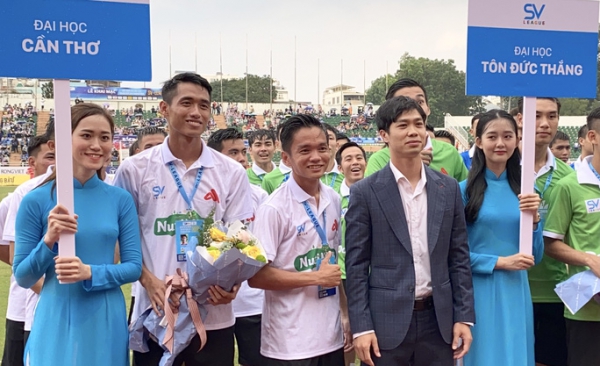 Công Phượng khoác áo vest lịch lãm, cùng bầu Đức dự khai mạc SV-League 2020