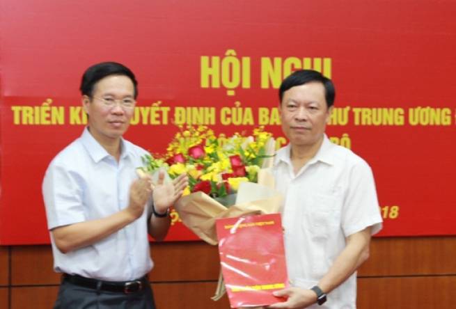 &Ocirc;ng V&otilde; Văn Thưởng trao quyết định bổ nhiệm c&aacute;n bộ của Ban B&iacute; thư