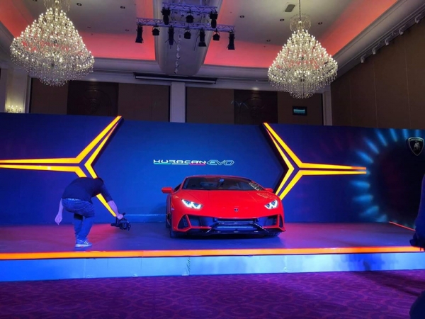 Lamborghini Huracan EVO chính hãng chào hàng đại gia Campuchia