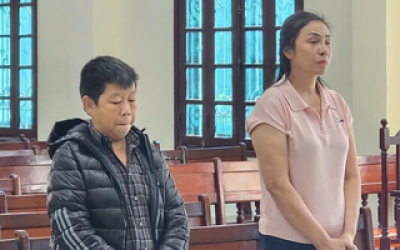 Nữ tiếp viên “bấm bài, rót bia” bán dâm cho khách ngay tại quán karaoke Phố Biển