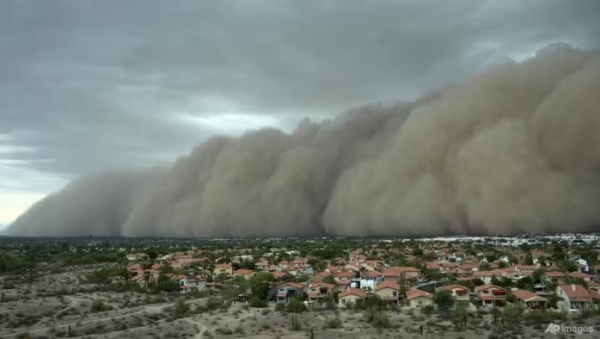 Cận cảnh “bức tường bụi” khổng lồ ập xuống thành phố Mỹ, bầu trời tối sầm