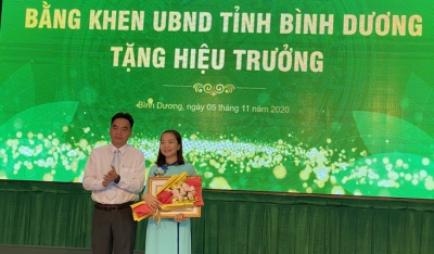 Hiệu trưởng Trường ĐH Kinh tế - Kỹ thuật Bình Dương được chủ tịch UBND tỉnh tặng bằng khen