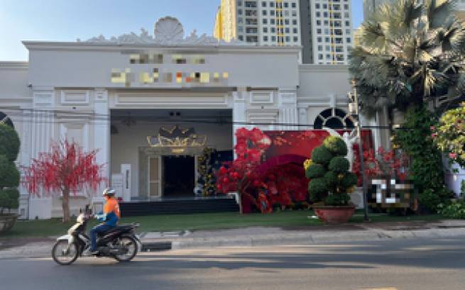 Nữ c&ocirc;ng nh&acirc;n đang h&aacute;t trong tiệc tất ni&ecirc;n bất ngờ gục xuống, tử vong