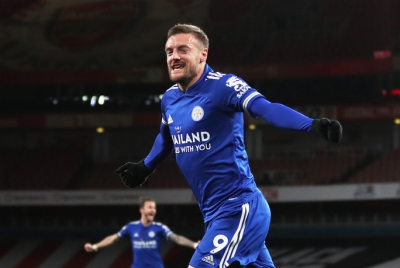 Siêu dự bị Vardy lập công cho Leicester, Arsenal thua đau ở Emirates